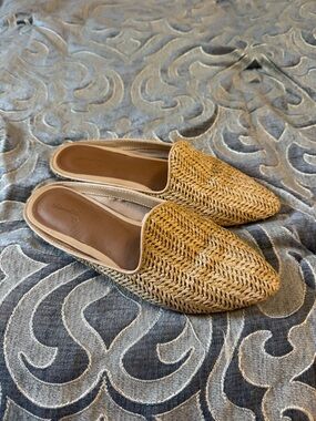 Universal Thread size 7.5 Woven Tan Slip-On Women’s Mules